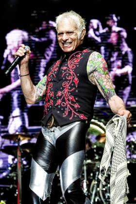 David Lee Roth live at a concert of the Don t Love Me, Rent Me Tour at The Paramount Huntington, 07 06 2026 Foto:xT.xKingx xFuturexImagex roth_6604