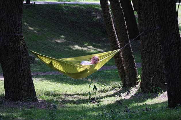 Summer in Kharkiv™s Sarzhyn Yar Park A girl relaxes in a hammock strung between two trees in Sarzhyn Yar Park on Sunday, Kharkiv, Ukraine, June 7, 2026. Despite the city™s proximity to the frontline and the constant threat of Russian attacks, locals and visitors spend summer weekends in Sarzhyn Yar Park, one of Kharkiv™s most popular places., Credit:Biacheslav Madiievskyi Ukrinform Avalon Ukraine, Kharkiv  Copyright: xBiacheslavxMadiievskyix xUkrinformx xAvalonx 1108911955