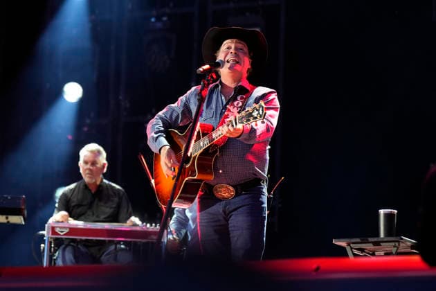 NASHVILLE, TENNESSEE - JUNE 07: Clay Walker perform onstage at Nissan Stadium during CMA Fest 2026 day three on June 07, 2026 in Nashville, Tennessee. . Credit: USA - ZUMAa123 20260608_zaa_a123_043 Copyright: xAdMediax