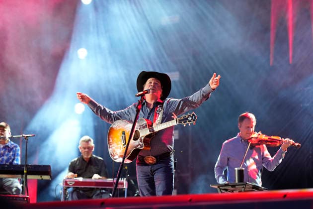 NASHVILLE, TENNESSEE - JUNE 07: Clay Walker perform onstage at Nissan Stadium during CMA Fest 2026 day three on June 07, 2026 in Nashville, Tennessee. . Credit: USA - ZUMAa123 20260608_zaa_a123_047 Copyright: xAdMediax