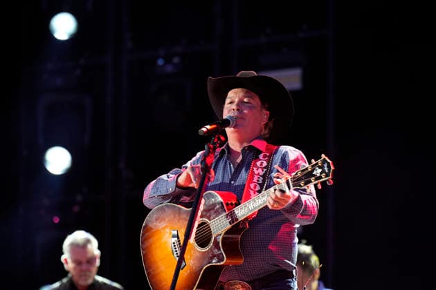 NASHVILLE, TENNESSEE - JUNE 07: Clay Walker perform onstage at Nissan Stadium during CMA Fest 2026 day three on June 07, 2026 in Nashville, Tennessee. . Credit: USA - ZUMAa123 20260608_zaa_a123_059 Copyright: xAdMediax