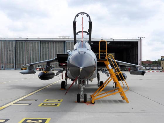 CNTV TORNADO- Tornado Kampflugzeuge der Luftwaffe bei der Luft und Boden Uebung Dispersed Operations Hamburg 08.06.2026 Panther Shield Luftwaffe uebt Starts und Landungen auf dem zivilen Flughafen Hamburg eine Woche lang am Helmut Schmidt Airport Flughafen Hamburg Die Übung soll die Zusammenarbeit der Luftwaffe mit dem zivilen Mitarbeitern des Flughafen Hamburgs verbessern Hamburg Deutschland *** CNTV TORNADO Tornado Luftwaffe fighter aircraft during air and ground exercise Dispersed Operations Hamburg 08 06 2026 Panther Shield Luftwaffe practicing take-offs and landings at Hamburg civilian airport for one week at Helmut Schmidt Airport Hamburg Airport The exercise is designed to improve cooperation between the Luftwaffe and civilian staff