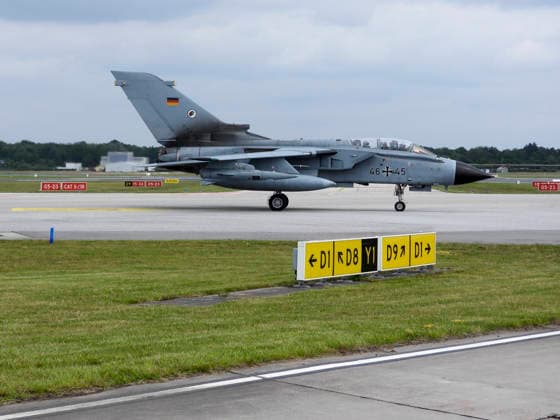 CNTV TORNADO- Tornado Kampflugzeuge der Luftwaffe bei der Luft und Boden Uebung Dispersed Operations Hamburg 08.06.2026 Panther Shield Luftwaffe uebt Starts und Landungen auf dem zivilen Flughafen Hamburg eine Woche lang am Helmut Schmidt Airport Flughafen Hamburg Die Übung soll die Zusammenarbeit der Luftwaffe mit dem zivilen Mitarbeitern des Flughafen Hamburgs verbessern Hamburg Deutschland *** CNTV TORNADO Tornado Luftwaffe fighter aircraft during air and ground exercise Dispersed Operations Hamburg 08 06 2026 Panther Shield Luftwaffe practicing take-offs and landings at Hamburg civilian airport for one week at Helmut Schmidt Airport Hamburg Airport The exercise is designed to improve cooperation between the Luftwaffe and civilian staff