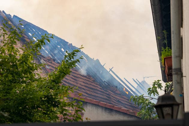 Großbrand in Rüsselsheim ausgebrochen - Rauchsäule weithin sichtbar Am 08.06.2026 um 17:30 Uhr brach auf dem Gelände eines landwirtschaftlichen Betriebs in der Hintergasse im Rüsselsheimer Stadtteil Königstädten ein Feuer aus, das mehrere Gebäude erfasste. Eine weithin sichtbare Rauchwolke zog über den Stadtteil. Feuerwehrkräfte aus Rüsselsheim und umliegenden Orten rückten an; die enge Bebauung erschwerte die Löscharbeiten. Rinder wurden aus den Gebäuden getrieben und in Sicherheit gebracht. Nach Angaben der Feuerwehr konnten viele Tiere gerettet werden; ob alle lebend geborgen wurden, war zunächst unklar. Eine Warnung über Kat-Warn wies auf mögliche Gesundheitsgefahren durch den Rauch hin. Rüsselsheim Königstädten Hess