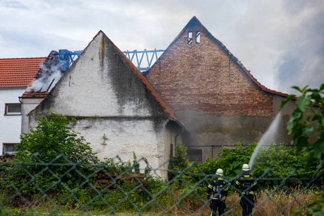 Großbrand in Rüsselsheim ausgebrochen - Rauchsäule weithin sichtbar Am 08.06.2026 um 17:30 Uhr brach auf dem Gelände eines landwirtschaftlichen Betriebs in der Hintergasse im Rüsselsheimer Stadtteil Königstädten ein Feuer aus, das mehrere Gebäude erfasste. Eine weithin sichtbare Rauchwolke zog über den Stadtteil. Feuerwehrkräfte aus Rüsselsheim und umliegenden Orten rückten an; die enge Bebauung erschwerte die Löscharbeiten. Rinder wurden aus den Gebäuden getrieben und in Sicherheit gebracht. Nach Angaben der Feuerwehr konnten viele Tiere gerettet werden; ob alle lebend geborgen wurden, war zunächst unklar. Eine Warnung über Kat-Warn wies auf mögliche Gesundheitsgefahren durch den Rauch hin. Rüsselsheim Königstädten Hess