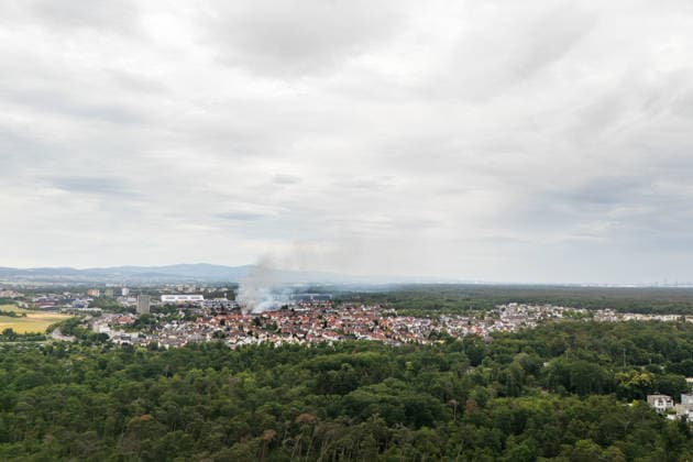 Großbrand in Rüsselsheim ausgebrochen - Rauchsäule weithin sichtbar Am 08.06.2026 um 17:30 Uhr brach auf dem Gelände eines landwirtschaftlichen Betriebs in der Hintergasse im Rüsselsheimer Stadtteil Königstädten ein Feuer aus, das mehrere Gebäude erfasste. Eine weithin sichtbare Rauchwolke zog über den Stadtteil. Feuerwehrkräfte aus Rüsselsheim und umliegenden Orten rückten an; die enge Bebauung erschwerte die Löscharbeiten. Rinder wurden aus den Gebäuden getrieben und in Sicherheit gebracht. Nach Angaben der Feuerwehr konnten viele Tiere gerettet werden; ob alle lebend geborgen wurden, war zunächst unklar. Eine Warnung über Kat-Warn wies auf mögliche Gesundheitsgefahren durch den Rauch hin. Rüsselsheim Königstädten Hess