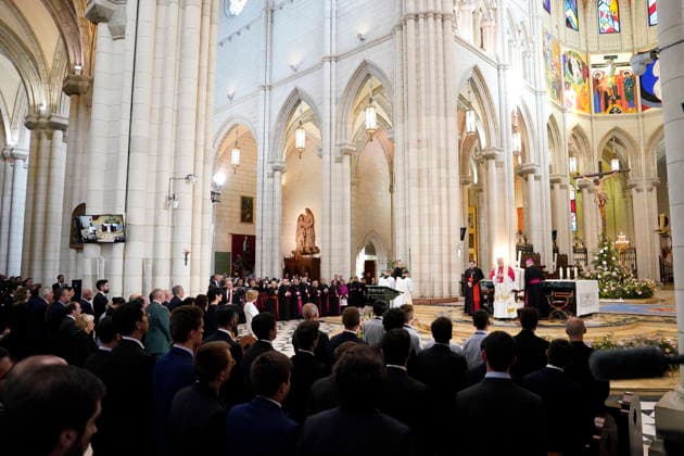 Pope Leo XIV presides a prayer in honor of the Virgin of Almudena in the Cathedral Pope Leo XIV attends the prayer and homage to the Virgin of Almudena, in the Cathedral of Santa Maria de la Almudena, June 8, 2026, in Madrid Spain After the prayer before the patron, the Pope placed at her feet the Golden Rose, a personal and exceptional recognition with which the Pontiffs honor images of Virgins 08 JUNE 2026 POOL POPE LEÓN XIV MADRID CATHEDRAL ALMUDENA MADRID SPAIN PRAYER TO Pé Madrid Madrid Spain  Copyright: xA.xPÃ rezxMeca EuropaxPress Poolx 7582238