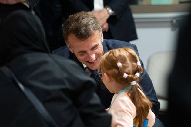 French President Emmanuel Macron meets healthcare professionals, parents, and their children at the Hospital center of Amiens CHU, France Monday, June 8, 2026 Jeanne Accorsini Pool Bestimage Amiens France  Copyright: xJeannexAccorsini Pool BestimagexJeannexAccorsini Pool Bestimagex