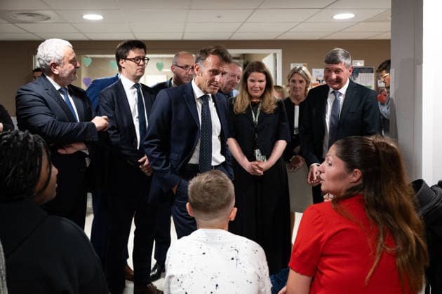French President Emmanuel Macron meets healthcare professionals, parents, and their children at the Hospital center of Amiens CHU, France Monday, June 8, 2026 Jeanne Accorsini Pool Bestimage Amiens France  Copyright: xJeannexAccorsini Pool BestimagexJeannexAccorsini Pool Bestimagex