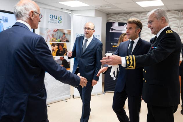 French President Emmanuel Macron meets Unither President Eric Goupil duroing the visit of the Hospital center of Amiens CHU and meets professionals on innovation in surgical robotics France Monday, June 8, 2026 Jeanne Accorsini Pool Bestimage Amiens France  Copyright: xJeannexAccorsini Pool BestimagexJeannexAccorsini Pool Bestimagex