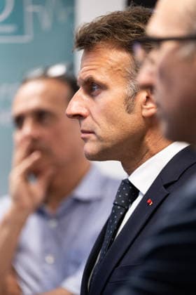 French President Emmanuel Macron visits the Hospital center of Amiens CHU and meets professionals on innovation in surgical robotics France Monday, June 8, 2026 Jeanne Accorsini Pool Bestimage Amiens France  Copyright: xJeannexAccorsini Pool BestimagexJeannexAccorsini Pool Bestimagex
