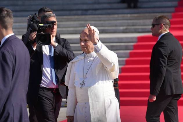 Pope Leo XIV is greeted by faithful as he arrives for a service a prayer and devotion to our Lady of Almudena at the Cathedral of Holy Mary of Almudena in Madrid, Spain, Monday, June 8, 2026 Cordon Press 