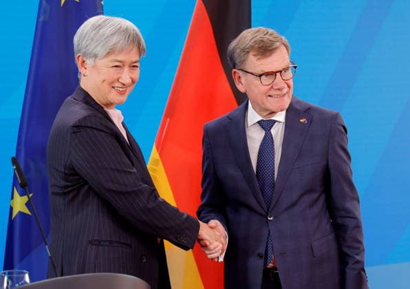 Außenministerin von Australien Penny Wong, Dr. Johann David Wadephul, Bundesaußenminister, Deutschland, Berlin, Gemeinsames Treffen von BM Wadephul und BM Pistorius mit dem australischen Verteidigungsminister Marles und der australischen Außenministerin Wong *** Foreign Minister of Australia Penny Wong, Dr Johann David Wadephul, Federal Foreign Minister, Germany, Berlin, Joint meeting of Federal Foreign Minister Wadephul and Federal Foreign Minister Pistorius with Australian Defense Minister Marles and Australian Foreign Minister Wong