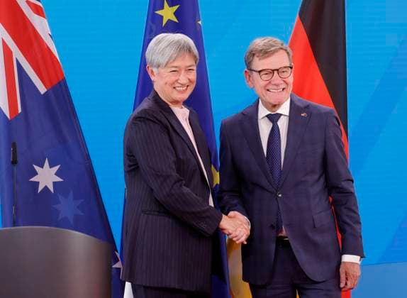 Außenministerin von Australien Penny Wong, Dr. Johann David Wadephul, Bundesaußenminister, Deutschland, Berlin, Gemeinsames Treffen von BM Wadephul und BM Pistorius mit dem australischen Verteidigungsminister Marles und der australischen Außenministerin Wong *** Foreign Minister of Australia Penny Wong, Dr Johann David Wadephul, Federal Foreign Minister, Germany, Berlin, Joint meeting of Federal Foreign Minister Wadephul and Federal Foreign Minister Pistorius with Australian Defense Minister Marles and Australian Foreign Minister Wong