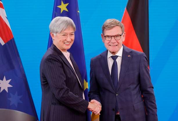 Außenministerin von Australien Penny Wong, Dr. Johann David Wadephul, Bundesaußenminister, Deutschland, Berlin, Gemeinsames Treffen von BM Wadephul und BM Pistorius mit dem australischen Verteidigungsminister Marles und der australischen Außenministerin Wong *** Foreign Minister of Australia Penny Wong, Dr Johann David Wadephul, Federal Foreign Minister, Germany, Berlin, Joint meeting of Federal Foreign Minister Wadephul and Federal Foreign Minister Pistorius with Australian Defense Minister Marles and Australian Foreign Minister Wong