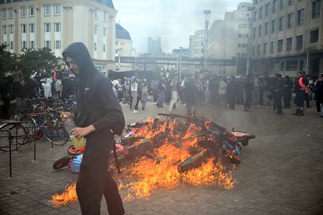 Students and Teachers stage protest against Education Reform in Brussels BRUSSELS, BELGIUM - JUNE 08: A protester stands near a pile of burning bicycles and rental e-scooters during a demonstration against planned education sector reforms in Brussels, Belgium on June 08, 2026. Students and teachers gathered to protest against austerity measures proposed by Valerie Glatigny, the Education Minister of Belgium s French Community, which include increasing higher education tuition fees and extending teaching hours without extra pay. Dursun Aydemir Anadolu Brussels Belgium. Editorial use only. Please get in touch for any other usage.  Copyright: x2026xAnadoluxDursunxAydemirx