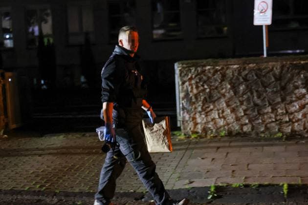 Auseinandersetzung unter größerer Personengruppe - Mordkomission wegen Lebensgefahr eingerichtet In der Nacht auf Montag (08.06.2026) wurde die Remscheider Polizei von mehreren Anwohnern über den Notruf gegen 23:15 Uhr zu einer Auseinandersetzung unter einer größeren Personengruppe auf die Menninghauser Straße alarmiert. Zeugen berichteten von einer lautstarken Streitigkeit auf der Straße vor der Grundschule. Nach ersten Hinweisen soll der später verletzte Mann mit einem Mercedes am Fahrbahnrand geparkt haben als er unvermittelt angegriffen wurde. Als die ersten Einsatzkräfte eintrafen gab es eine körperliche Auseinandersetzung unter einer zahlreichen Personen, eine Person lag schwerstverletzt am Boden. Umgehend wurden auch Rettu