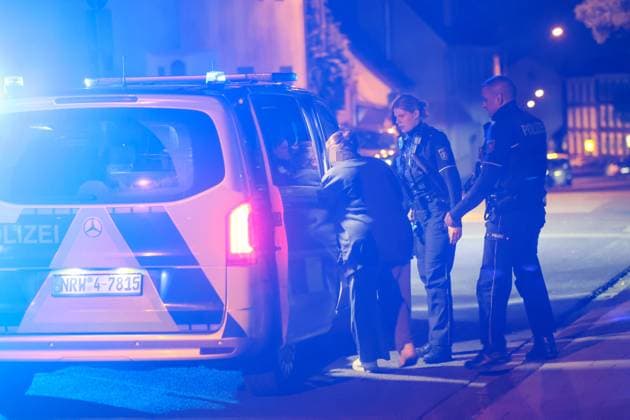 Auseinandersetzung unter größerer Personengruppe - Mordkomission wegen Lebensgefahr eingerichtet In der Nacht auf Montag (08.06.2026) wurde die Remscheider Polizei von mehreren Anwohnern über den Notruf gegen 23:15 Uhr zu einer Auseinandersetzung unter einer größeren Personengruppe auf die Menninghauser Straße alarmiert. Zeugen berichteten von einer lautstarken Streitigkeit auf der Straße vor der Grundschule. Nach ersten Hinweisen soll der später verletzte Mann mit einem Mercedes am Fahrbahnrand geparkt haben als er unvermittelt angegriffen wurde. Als die ersten Einsatzkräfte eintrafen gab es eine körperliche Auseinandersetzung unter einer zahlreichen Personen, eine Person lag schwerstverletzt am Boden. Umgehend wurden auch Rettu