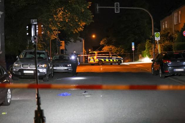 Auseinandersetzung unter größerer Personengruppe - Mordkomission wegen Lebensgefahr eingerichtet In der Nacht auf Montag (08.06.2026) wurde die Remscheider Polizei von mehreren Anwohnern über den Notruf gegen 23:15 Uhr zu einer Auseinandersetzung unter einer größeren Personengruppe auf die Menninghauser Straße alarmiert. Zeugen berichteten von einer lautstarken Streitigkeit auf der Straße vor der Grundschule. Nach ersten Hinweisen soll der später verletzte Mann mit einem Mercedes am Fahrbahnrand geparkt haben als er unvermittelt angegriffen wurde. Als die ersten Einsatzkräfte eintrafen gab es eine körperliche Auseinandersetzung unter einer zahlreichen Personen, eine Person lag schwerstverletzt am Boden. Umgehend wurden auch Rettu