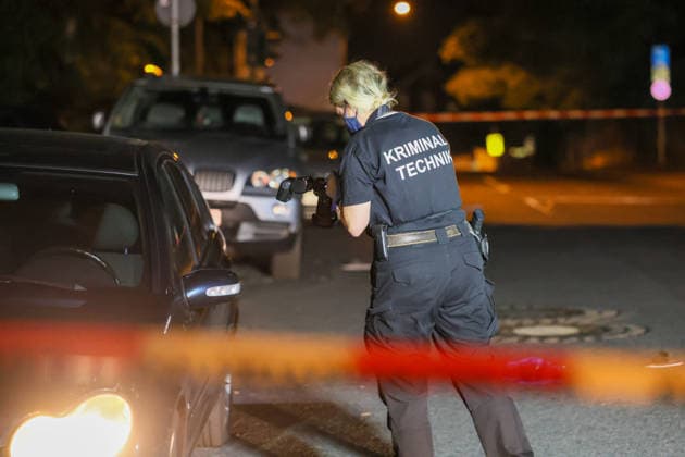 Auseinandersetzung unter größerer Personengruppe - Mordkomission wegen Lebensgefahr eingerichtet In der Nacht auf Montag (08.06.2026) wurde die Remscheider Polizei von mehreren Anwohnern über den Notruf gegen 23:15 Uhr zu einer Auseinandersetzung unter einer größeren Personengruppe auf die Menninghauser Straße alarmiert. Zeugen berichteten von einer lautstarken Streitigkeit auf der Straße vor der Grundschule. Nach ersten Hinweisen soll der später verletzte Mann mit einem Mercedes am Fahrbahnrand geparkt haben als er unvermittelt angegriffen wurde. Als die ersten Einsatzkräfte eintrafen gab es eine körperliche Auseinandersetzung unter einer zahlreichen Personen, eine Person lag schwerstverletzt am Boden. Umgehend wurden auch Rettu