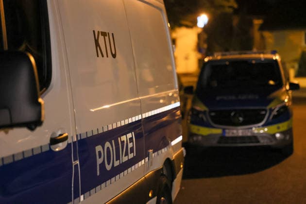 Auseinandersetzung unter größerer Personengruppe - Mordkomission wegen Lebensgefahr eingerichtet In der Nacht auf Montag (08.06.2026) wurde die Remscheider Polizei von mehreren Anwohnern über den Notruf gegen 23:15 Uhr zu einer Auseinandersetzung unter einer größeren Personengruppe auf die Menninghauser Straße alarmiert. Zeugen berichteten von einer lautstarken Streitigkeit auf der Straße vor der Grundschule. Nach ersten Hinweisen soll der später verletzte Mann mit einem Mercedes am Fahrbahnrand geparkt haben als er unvermittelt angegriffen wurde. Als die ersten Einsatzkräfte eintrafen gab es eine körperliche Auseinandersetzung unter einer zahlreichen Personen, eine Person lag schwerstverletzt am Boden. Umgehend wurden auch Rettu