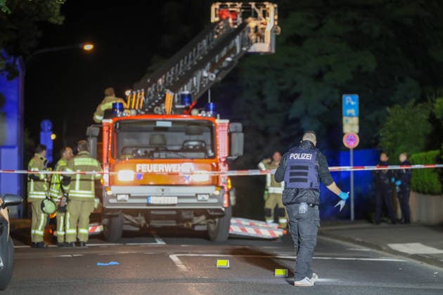 Auseinandersetzung unter größerer Personengruppe - Mordkomission wegen Lebensgefahr eingerichtet In der Nacht auf Montag (08.06.2026) wurde die Remscheider Polizei von mehreren Anwohnern über den Notruf gegen 23:15 Uhr zu einer Auseinandersetzung unter einer größeren Personengruppe auf die Menninghauser Straße alarmiert. Zeugen berichteten von einer lautstarken Streitigkeit auf der Straße vor der Grundschule. Nach ersten Hinweisen soll der später verletzte Mann mit einem Mercedes am Fahrbahnrand geparkt haben als er unvermittelt angegriffen wurde. Als die ersten Einsatzkräfte eintrafen gab es eine körperliche Auseinandersetzung unter einer zahlreichen Personen, eine Person lag schwerstverletzt am Boden. Umgehend wurden auch Rettu