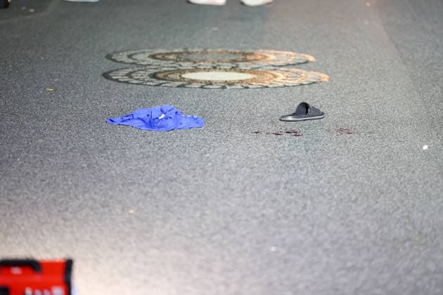 Auseinandersetzung unter größerer Personengruppe - Mordkomission wegen Lebensgefahr eingerichtet In der Nacht auf Montag (08.06.2026) wurde die Remscheider Polizei von mehreren Anwohnern über den Notruf gegen 23:15 Uhr zu einer Auseinandersetzung unter einer größeren Personengruppe auf die Menninghauser Straße alarmiert. Zeugen berichteten von einer lautstarken Streitigkeit auf der Straße vor der Grundschule. Nach ersten Hinweisen soll der später verletzte Mann mit einem Mercedes am Fahrbahnrand geparkt haben als er unvermittelt angegriffen wurde. Als die ersten Einsatzkräfte eintrafen gab es eine körperliche Auseinandersetzung unter einer zahlreichen Personen, eine Person lag schwerstverletzt am Boden. Umgehend wurden auch Rettu