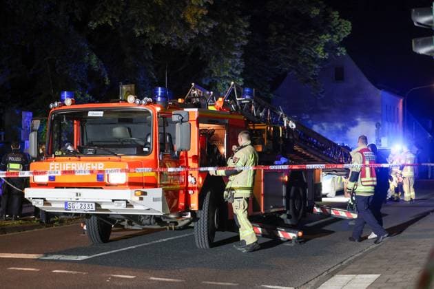 Auseinandersetzung unter größerer Personengruppe - Mordkomission wegen Lebensgefahr eingerichtet In der Nacht auf Montag (08.06.2026) wurde die Remscheider Polizei von mehreren Anwohnern über den Notruf gegen 23:15 Uhr zu einer Auseinandersetzung unter einer größeren Personengruppe auf die Menninghauser Straße alarmiert. Zeugen berichteten von einer lautstarken Streitigkeit auf der Straße vor der Grundschule. Nach ersten Hinweisen soll der später verletzte Mann mit einem Mercedes am Fahrbahnrand geparkt haben als er unvermittelt angegriffen wurde. Als die ersten Einsatzkräfte eintrafen gab es eine körperliche Auseinandersetzung unter einer zahlreichen Personen, eine Person lag schwerstverletzt am Boden. Umgehend wurden auch Rettu