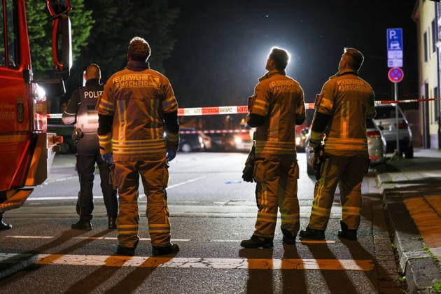 Auseinandersetzung unter größerer Personengruppe - Mordkomission wegen Lebensgefahr eingerichtet In der Nacht auf Montag (08.06.2026) wurde die Remscheider Polizei von mehreren Anwohnern über den Notruf gegen 23:15 Uhr zu einer Auseinandersetzung unter einer größeren Personengruppe auf die Menninghauser Straße alarmiert. Zeugen berichteten von einer lautstarken Streitigkeit auf der Straße vor der Grundschule. Nach ersten Hinweisen soll der später verletzte Mann mit einem Mercedes am Fahrbahnrand geparkt haben als er unvermittelt angegriffen wurde. Als die ersten Einsatzkräfte eintrafen gab es eine körperliche Auseinandersetzung unter einer zahlreichen Personen, eine Person lag schwerstverletzt am Boden. Umgehend wurden auch Rettu