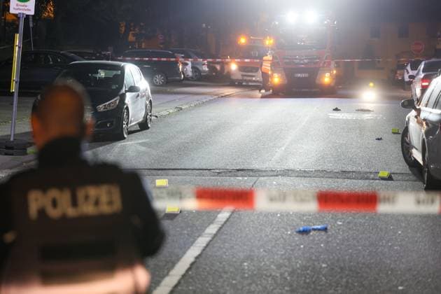 Auseinandersetzung unter größerer Personengruppe - Mordkomission wegen Lebensgefahr eingerichtet In der Nacht auf Montag (08.06.2026) wurde die Remscheider Polizei von mehreren Anwohnern über den Notruf gegen 23:15 Uhr zu einer Auseinandersetzung unter einer größeren Personengruppe auf die Menninghauser Straße alarmiert. Zeugen berichteten von einer lautstarken Streitigkeit auf der Straße vor der Grundschule. Nach ersten Hinweisen soll der später verletzte Mann mit einem Mercedes am Fahrbahnrand geparkt haben als er unvermittelt angegriffen wurde. Als die ersten Einsatzkräfte eintrafen gab es eine körperliche Auseinandersetzung unter einer zahlreichen Personen, eine Person lag schwerstverletzt am Boden. Umgehend wurden auch Rettu