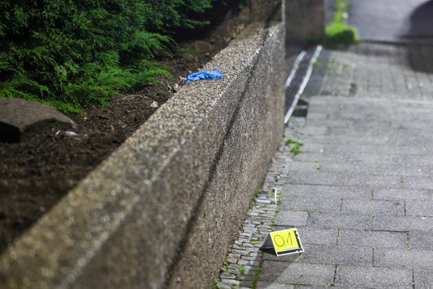 Auseinandersetzung unter größerer Personengruppe - Mordkomission wegen Lebensgefahr eingerichtet In der Nacht auf Montag (08.06.2026) wurde die Remscheider Polizei von mehreren Anwohnern über den Notruf gegen 23:15 Uhr zu einer Auseinandersetzung unter einer größeren Personengruppe auf die Menninghauser Straße alarmiert. Zeugen berichteten von einer lautstarken Streitigkeit auf der Straße vor der Grundschule. Nach ersten Hinweisen soll der später verletzte Mann mit einem Mercedes am Fahrbahnrand geparkt haben als er unvermittelt angegriffen wurde. Als die ersten Einsatzkräfte eintrafen gab es eine körperliche Auseinandersetzung unter einer zahlreichen Personen, eine Person lag schwerstverletzt am Boden. Umgehend wurden auch Rettu