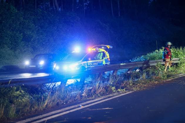 Schwerer Crash bei Starkregen auf der Solinger Stadtautobahn Ein kurzer aber kräftiger Regenschauer zog am Montagabend (08.06.2026) gegen 21:40 Uhr über das Stadtgebiet von Solingen. Straßen standen kurzzeitig unter Wasser, kräftige Windböen sorgten für ungemütliche Verhältnisse auf den Straßen. An der Sternstraße musste die Feuerwehr wegen eines wetterbedingten Wasserschadens ausrücken, kurz zuvor waren bereits Äste auf der Stadtautobahn (L141n Viehbachtalstraße) gemeldet worden. Als die ersten Einsatzkräfte auf der Stadtautobahn eintrafen fanden sie Äste auf der Fahrbahn vor, jedoch waren diese nicht vom kurzen Regenschauer auf die Fahrbahn gebracht worden, sondern durch einen Verkehrsunfall auf der Fahrbahn in Richtung