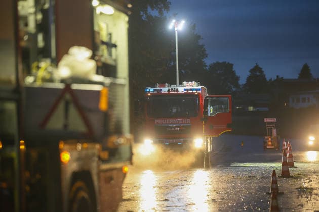 Schwerer Crash bei Starkregen auf der Solinger Stadtautobahn Ein kurzer aber kräftiger Regenschauer zog am Montagabend (08.06.2026) gegen 21:40 Uhr über das Stadtgebiet von Solingen. Straßen standen kurzzeitig unter Wasser, kräftige Windböen sorgten für ungemütliche Verhältnisse auf den Straßen. An der Sternstraße musste die Feuerwehr wegen eines wetterbedingten Wasserschadens ausrücken, kurz zuvor waren bereits Äste auf der Stadtautobahn (L141n Viehbachtalstraße) gemeldet worden. Als die ersten Einsatzkräfte auf der Stadtautobahn eintrafen fanden sie Äste auf der Fahrbahn vor, jedoch waren diese nicht vom kurzen Regenschauer auf die Fahrbahn gebracht worden, sondern durch einen Verkehrsunfall auf der Fahrbahn in Richtung