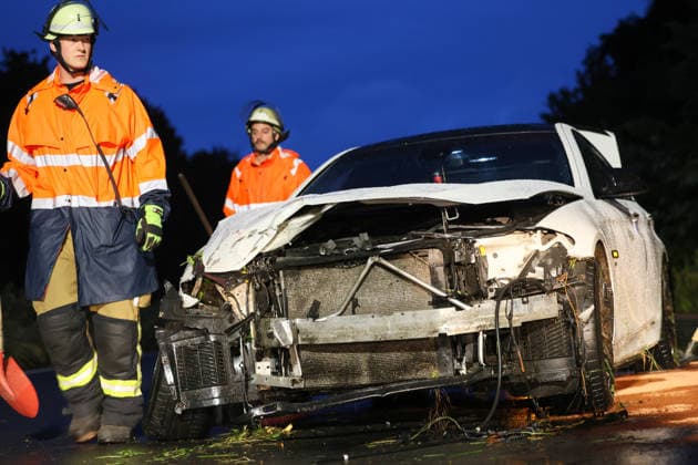 Schwerer Crash bei Starkregen auf der Solinger Stadtautobahn Ein kurzer aber kräftiger Regenschauer zog am Montagabend (08.06.2026) gegen 21:40 Uhr über das Stadtgebiet von Solingen. Straßen standen kurzzeitig unter Wasser, kräftige Windböen sorgten für ungemütliche Verhältnisse auf den Straßen. An der Sternstraße musste die Feuerwehr wegen eines wetterbedingten Wasserschadens ausrücken, kurz zuvor waren bereits Äste auf der Stadtautobahn (L141n Viehbachtalstraße) gemeldet worden. Als die ersten Einsatzkräfte auf der Stadtautobahn eintrafen fanden sie Äste auf der Fahrbahn vor, jedoch waren diese nicht vom kurzen Regenschauer auf die Fahrbahn gebracht worden, sondern durch einen Verkehrsunfall auf der Fahrbahn in Richtung