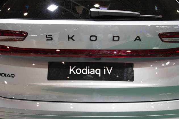 LISSABON, PORTUGAL — 16. MAI 2026: Symmetrische Nahaufnahme des schwarzen Skoda Schriftzugs, des Kodiaq iV Modellschildes und der horizontalen LED Rücklichtleiste eines silbernen Plug in Hybrid SUV auf der ECAR Show LISBON, PORTUGAL - MAY 16, 2026: Symmetrical close-up of the black Skoda lettering, Kodiaq iV model designation plate, and horizontal LED tail light bar on a silver plug-in hybrid SUV at the ECAR Show Copyright: imageBROKER MaksimxZabarovskii iblmza18023245.jpg