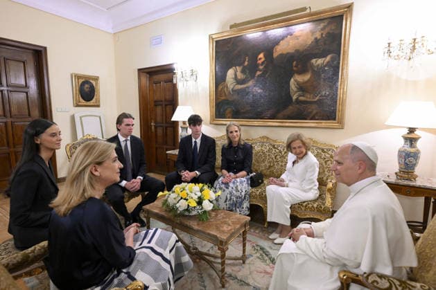 Pope Leo XIV Meets Queen Sofia of Spain - Madrid Pope Leo XIV meets Sofia, Queen emerita of Spain, her daughters princess Cristina (2nd from left) and princess Elena and three of her grandchildren at the Apostolic Nunciature in Madrid on June 8, 2026 on the third day of his pastoral visit to Spain. Photo by (EV) Simone Risoluti Vatican Media ABACAPRESS.COM Madrid Spain  Copyright: xABACAx
