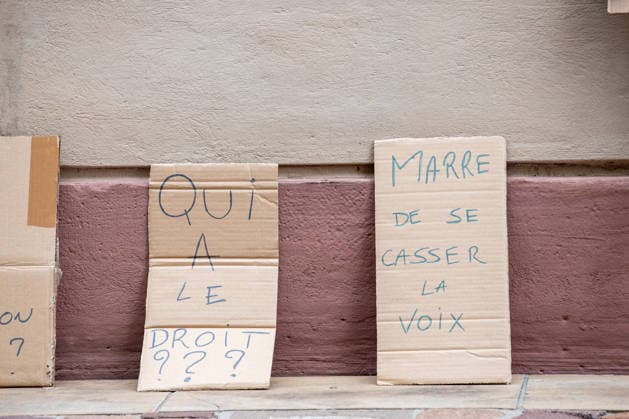 Protesters Against Patrick Bruel During They Look Like Lyhanna - Albi Protesters hold placards against Patrick Bruel during the They Look Like Lyhanna event in front of the courthouse in Albi, France on June 8, 2026. Photo by Arnaud Bertrand ABACAPRESS.COM Albi France  Copyright: xBertrandxArnaud ABACAx