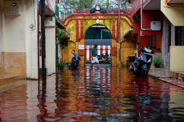 Monsoon Rain In Kochi-Kerala A man walks through a waterlogged residential area following rain in Kochi, India, on June 9, 2026. KOCHI India  Copyright: xSivaramxVenkitasubramanianx originalFilename: venkitasubramanian-notitle260609_np1IB.jpg