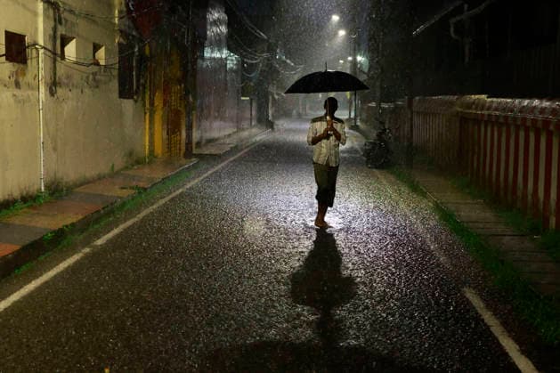 Monsoon Rain In Kochi-Kerala A man holds an umbrella as he crosses a road in the rain during the early morning hours in Kochi, India, on June 9, 2026. KOCHI India  Copyright: xSivaramxVenkitasubramanianx originalFilename: venkitasubramanian-notitle260609_np9Uj.jpg