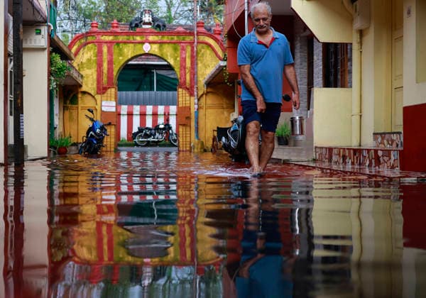 Monsoon Rain In Kochi-Kerala A man walks through a waterlogged residential area following rain in Kochi, India, on June 9, 2026. KOCHI India  Copyright: xSivaramxVenkitasubramanianx originalFilename: venkitasubramanian-notitle260609_npA4R.jpg