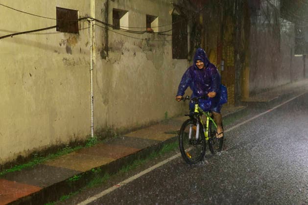 Monsoon Rain In Kochi-Kerala A man rides his bicycle through the rain during the early morning hours in Kochi, India, on June 9, 2026. KOCHI India  Copyright: xSivaramxVenkitasubramanianx originalFilename: venkitasubramanian-notitle260609_npjCY.jpg