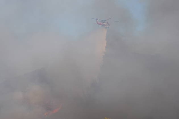 Firefighters battle fast-moving Sorrento Valley brush fire in San Diego SAN DIEGO, UNITED STATES - JUNE 08: Smoke billows over Sorrento Valley as firefighters battle the fast-moving Sorrento Fire near the Interstate 5 and Interstate 805 interchange in San Diego, California, on June 08, 2026. The brush fire ignited near the Interstate 5 and Interstate 805 interchange and rapidly expanded to more than 80 acres, prompting mandatory evacuation orders and warnings for nearby neighborhoods as crews worked to protect homes, businesses, and the Los Penasquitos Canyon Preserve. More than 140 firefighters, supported by helicopters and air resources, responded to the blaze while authorities closed portions of Sorrento Valley Boulevard and established  Copyright: x2026xAnadoluxWaixLeexMichaelxHox