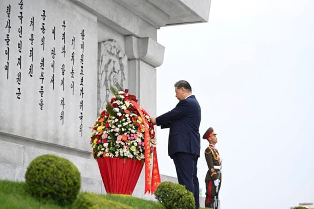 (260609) -- PYONGYANG, June 9, 2026 -- Xi Jinping, general secretary of the Communist Party of China Central Committee and Chinese president, straightens the ribbons on a flower basket while paying homage to the China-DPRK Friendship Tower with his wife Peng Liyuan, in the company of Kim Jong Un, general secretary of the Workers Party of Korea and president of the State Affairs of the Democratic People s Republic of Korea (DPRK), and Kim s wife Ri Sol Ju, in Pyongyang, the DPRK, June 9, 2026. ) DPRK-PYONGYANG-CHINA-XI JINPING-CHINA-DPRK FRIENDSHIP TOWER XiexHuanchi 