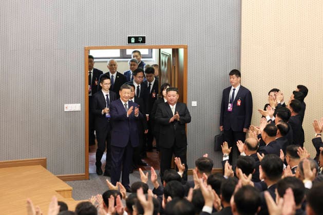 (260609) -- PYONGYANG, June 9, 2026 -- Xi Jinping, general secretary of the Communist Party of China Central Committee and Chinese president, walks into a lecture hall of the Central Cadres Training School of the Workers Party of Korea (WPK) in the company of Kim Jong Un, general secretary of the WPK and president of the State Affairs of the Democratic People s Republic of Korea (DPRK), in Pyongyang, the DPRK, June 9, 2026. On Tuesday morning, Xi, accompanied by Kim, visited the Central Cadres Training School of the WPK in Pyongyang. ) DPRK-PYONGYANG-CHINA-XI JINPING-WPK-CENTRAL CADRES TRAINING SCHOOL YaoxDawei 
