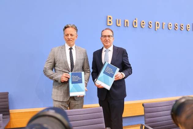 Berlin, Deutschland, 09.06.2026: Bundespressekonferenz: Vorstellung Statistik politisch motivierte Kriminalität (PKM): Holger Münch, Präsident des Bundeskriminalamtes (BKA) und Bundesminister des Innern Alexander Dobrindt (CSU) *** Berlin, Germany, 09 06 2026 Federal Press Conference Presentation of statistics on politically motivated crime PKM Holger Münch, President of the Federal Criminal Police Office BKA and Federal Minister of the Interior Alexander Dobrindt CSU Copyright: xdtsxNachrichtenagenturx dts_122074