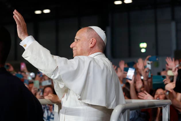 Pope Leo XIV meets volunteers that have worked in the different events chaired by the Pope in Madrid, Spain, 09 June 2026. Pope Leo XIV attends an meeting with volunteers !ACHTUNG: NUR REDAKTIONELLE NUTZUNG!  Copyright: xJavierxLizonx GRAF4643 20260609-55020540331_1