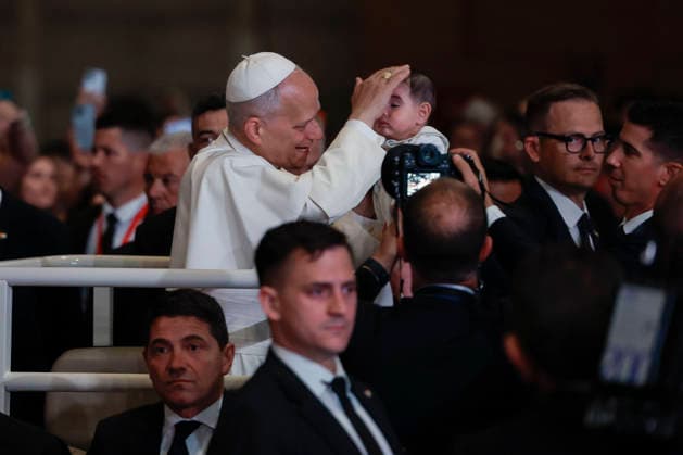 Pope Leo XIV blesses a baby as he meets volunteers that have worked in the different events chaired by the Pope in Madrid, Spain, 09 June 2026. Pope Leo XIV attends an meeting with volunteers !ACHTUNG: NUR REDAKTIONELLE NUTZUNG!  Copyright: xJ.J.Guillenx GRAF4646 20260609-55020540360_1