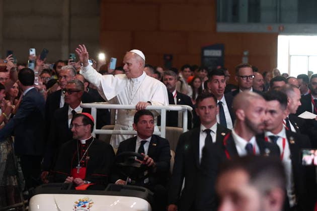 Pope Leo XVI meets with volunteers at Ifema Madrid Pope Leo XVI blesses a baby during a meeting with volunteers at Ifema Madrid, June 9, 2026, in Madrid Spain In this act there has been the greeting and meeting of the Holy Father with the volunteers who have worked in the various events of the papal visit in Madrid is presented as a gesture of recognition for their service In addition there have been interventions and musical performances by Pablo Lopez and Soraya Arnelas 09 JUNE 2026 Madrid Madrid Madrid Spain  Copyright: xEduardoxParrax 7582989