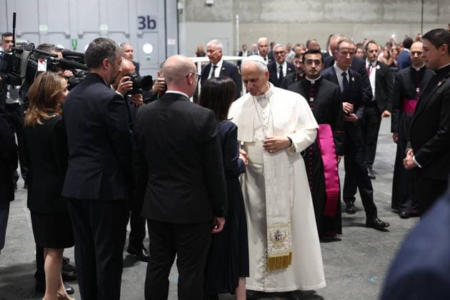 Pope Leo XVI meets with volunteers at Ifema Madrid Pope Leo XVI greets the Minister of Defense, Margarita Robles, during a meeting with volunteers at Ifema Madrid, June 9, 2026, in Madrid Spain In this event, the Holy Father greeted and met with the volunteers who have worked in the various events of the papal visit in Madrid as a gesture of recognition for their service In addition there have been interventions and musical performances by Pablo Lopez and Soraya Arnelas 09 JUNE 2026 Madrid Madrid Spain  Copyright: xEduardoxParrax 7582998