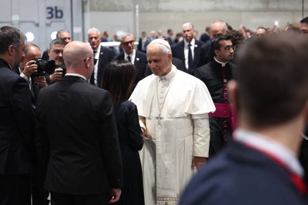 Pope Leo XVI meets with volunteers at Ifema Madrid Pope Leo XVI greets the Minister of Defense, Margarita Robles, during a meeting with volunteers at Ifema Madrid, June 9, 2026, in Madrid Spain In this event, the Holy Father greeted and met with the volunteers who have worked in the various events of the papal visit in Madrid as a gesture of recognition for their service In addition there have been interventions and musical performances by Pablo Lopez and Soraya Arnelas 09 JUNE 2026 Madrid Madrid Spain  Copyright: xEduardoxParrax 7582999
